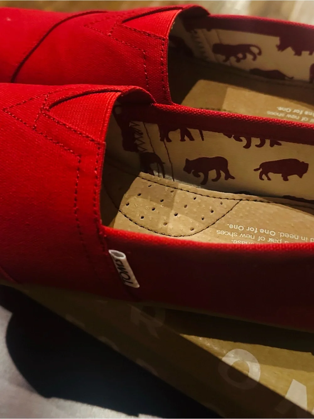 NEW Toms Men's 8 (eu 40.5) unisex Red Canvas Slip-On Loafers
